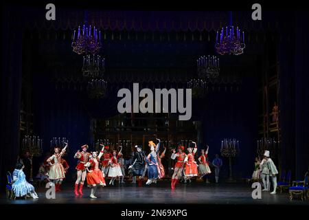 Hambourg, Allemagne. 09th févr. 2023. Les danseurs de l'ensemble dansent lors d'une répétition photo du ballet de John Neumeier, « illusions - comme le lac des cygnes », sur scène au Staatsoper. Le ballet de Hambourg célèbre la renaissance du classique de ballet de John Neumeier sur 11 février. Ce sera le cinquième renouveau de la pièce depuis sa première en 1976. Credit: Christian Charisius/dpa/Alay Live News Banque D'Images