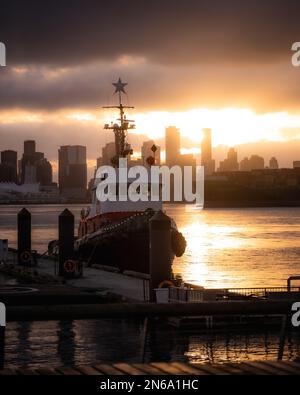 bateau posant à la lumière de l'heure d'or Banque D'Images