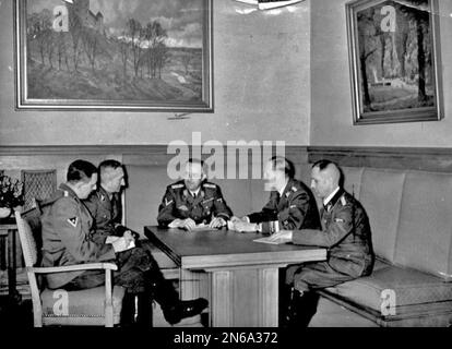 (De gauche à droite) Franz Josef Huber, Arthur Nebe, Heinrich Himmler, Reinhard Heydrich et Heinrich Müller planifient l'enquête sur la tentative d'assassinat d'Adolf Hitler le 8 novembre 1939 à Munich. Photo : par Bundesarchiv, Bild 183-R98680 / CC-BY-sa 3,0, CC BY-sa 3,0 de, https://commons.wikimedia.org/w/index.php?curid=72214632 Banque D'Images