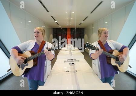 Hambourg, Allemagne. 09th févr. 2023. Stefanie Ansul-Weissner, une femme de ménage de STR Stadtteilreinigungsgesellschaft mbH, joue sa guitare et chante une chanson dans les toilettes publiques de Am Niederhafen. À Hambourg, sur la promenade de l'Elbe, il y a un petit endroit tranquille qui n'est pas du tout si calme, grâce à un gardien de toilettes musicales, et qui est également de bonne humeur. (À dpa: 'Bonne humeur en faisant wee-wee - la femme de toilette de Hambourg joue de la guitare') Credit: Marcus Brandt/dpa/Alamy Live News Banque D'Images