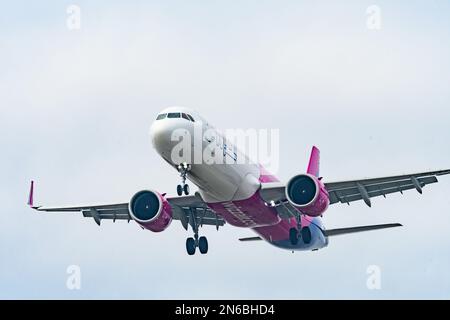 schwechat, autriche, 09 février 2023, avion wizz atterrissant à l'aéroport international de vienne Banque D'Images