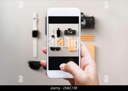 Accessoires pour hommes sur la table. Prise de photos à la main d'un plan d'examen à plat avec un smartphone. Banque D'Images