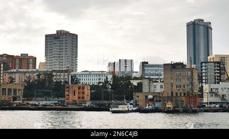 Panorama de la ville russe de Vladivstok. Vue depuis le ferry. Banque D'Images