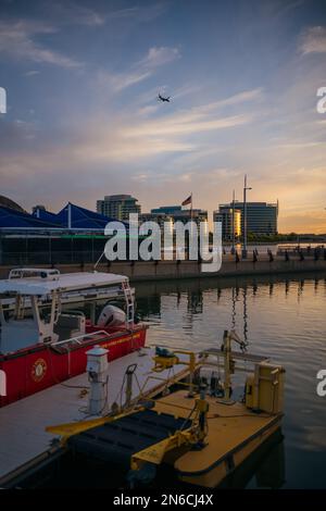Vue aérienne sur le lac de la ville de Tempe entouré de bâtiments au coucher du soleil Banque D'Images