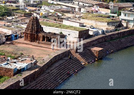 Temple Yellamma sur les rives du lac Agastya à Badami, Karnataka Banque D'Images