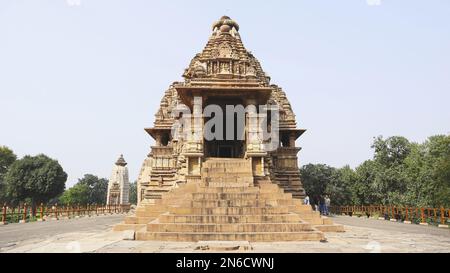INDE, MADHYA PRADESH, KHAJURAHO, novembre 2022, touriste au TEMPLE DE VISHWANATH, Fa√ßade, East View, construit par Chandela Roi Dhanga Banque D'Images