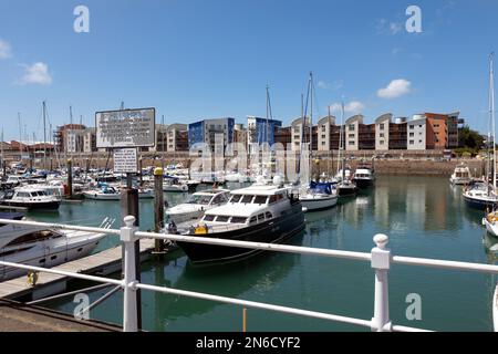 ST HELIER, JERSEY, ÎLES ANGLO-NORMANDES - 08 JUIN 2019 : petits bateaux dans le port de plaisance avec des logements modernes en arrière-plan Banque D'Images