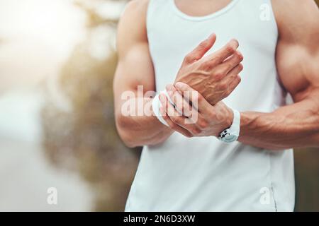 Un joueur de tennis de course mixte inconnu souffrant de blessures au poignet dans un jeu de court. Hispanique FIT professionnel dans la douleur tout en tenant et frottant la main après Banque D'Images