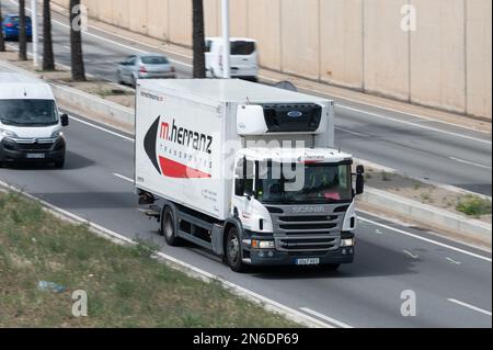 Un camion White Scania P280 circulant le long de la Ronda Banque D'Images