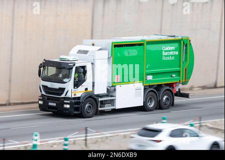 Un camion à ordures Iveco Starlis sur la route Banque D'Images