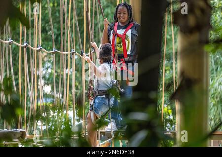 Une jeune femme et un enfant qui apprécient le plaisir et l'aventure du sentier Treetop du zoo d'Atlanta dans la KidZone près du centre-ville d'Atlanta, en Géorgie. (ÉTATS-UNIS) Banque D'Images