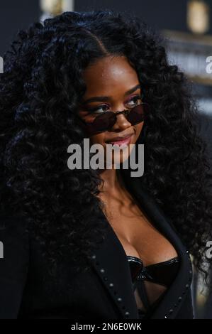 H.E.R. marchant sur le tapis rouge de la NFL Honors qui a eu lieu au Symphony Hall du Phoenix Convention Center de Phoenix, Arizona. Date de la photo: Jeudi 9 février 2023. Le Super Bowl LVII aura lieu le dimanche 12 février 2023 entre les Kansas City Chiefs et les Philadelphia Eagles. Banque D'Images