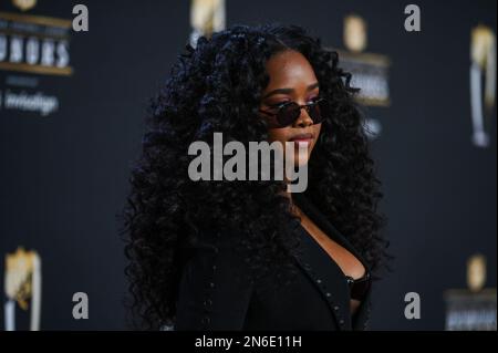 H.E.R. marchant sur le tapis rouge de la NFL Honors qui a eu lieu au Symphony Hall du Phoenix Convention Center de Phoenix, Arizona. Date de la photo: Jeudi 9 février 2023. Le Super Bowl LVII aura lieu le dimanche 12 février 2023 entre les Kansas City Chiefs et les Philadelphia Eagles. Banque D'Images