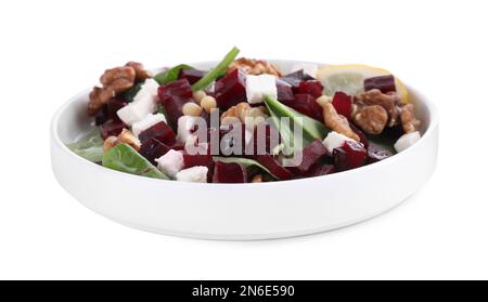 Délicieuse salade de betteraves avec feta et noix dans un bol isolé sur blanc Banque D'Images