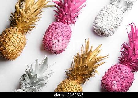 Ananas peints sur fond blanc, vue du dessus. Concept créatif Banque D'Images