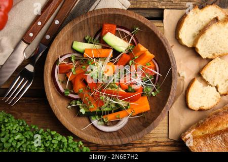 Salade avec des légumes frais bio dans un bol sur une table en bois, à plat Banque D'Images