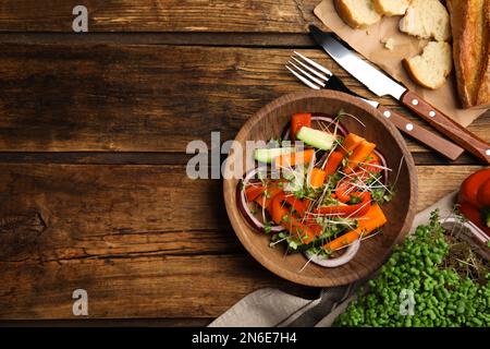Salade avec des légumes frais bio dans un bol sur une table en bois, à plat. Espace pour le texte Banque D'Images