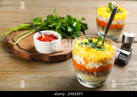 Salade russe traditionnelle Mimosa servie sur une table en bois Banque D'Images