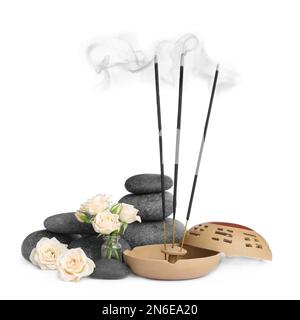 Composition avec bâtonnets d'encens couvants, roses et pierres thermales sur fond blanc Banque D'Images