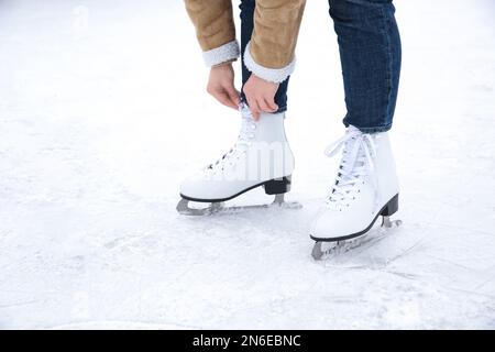 Femme laçage figure skate sur patinoire, gros plan Banque D'Images