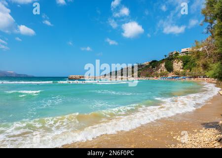 Vue sur le bord de mer pittoresque du village d'Almyrida. Crète, Grèce Banque D'Images