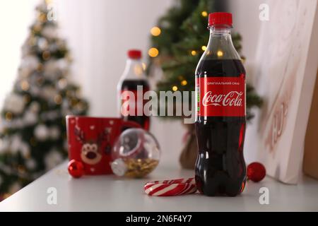 MYKOLAIV, UKRAINE - 13 JANVIER 2021 : bouteille de Coca-Cola dans la chambre décorée pour Noël Banque D'Images