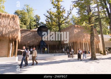 Vue sur le pavillon des États-Unis avec des œuvres de Simone Leigh à la Biennale de Venise 2022 Banque D'Images