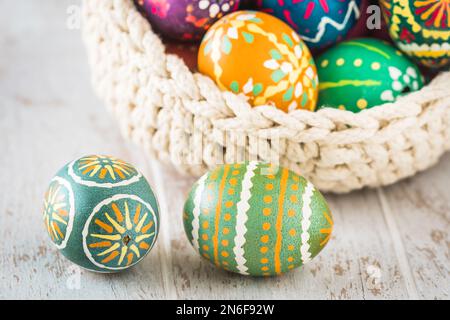 Oeufs de Pâques colorés pour la décoration, faits à la main avec la technique de cire, ancienne Allemagne de l'est, tradition sorabe et haute et basse Lusatia, savoir-faire. V Banque D'Images