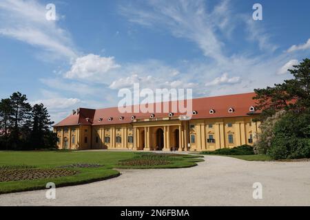 Vue de face de l'ancien château historique école d'équitation du château de Lednice, patrimoine mondial de l'UNESCO à Lednice, Moravie du Sud, République tchèque Banque D'Images