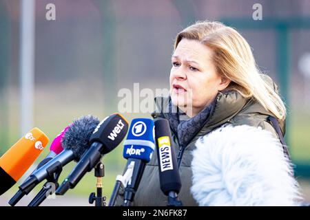 Wunstorf, Allemagne. 10th févr. 2023. Nancy Faeser (SPD), ministre fédérale de l'intérieur, fait une déclaration à la presse à la base aérienne de Wunstorf, dans la région de Hanovre. Aujourd'hui, le ministre fédéral de l'intérieur Faeser et le ministre de la Défense Pistorius visitent la base aérienne de Wunstorf, d'où THW envoie des secours en Turquie. Credit: Moritz Frankenberg/dpa/Alay Live News Banque D'Images