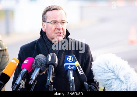 Wunstorf, Allemagne. 10th févr. 2023. Boris Pistorius (SPD), ministre de la Défense, fait une déclaration à la presse à la base aérienne de Wunstorf, dans la région de Hanovre. Aujourd'hui, le ministre fédéral de l'intérieur Faeser et le ministre de la Défense Pistorius visitent la base aérienne de Wunstorf, d'où THW envoie des secours en Turquie. Credit: Moritz Frankenberg/dpa/Alay Live News Banque D'Images