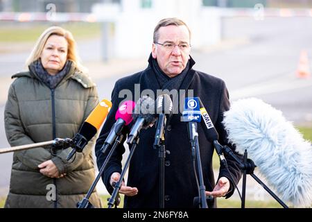 Wunstorf, Allemagne. 10th févr. 2023. Nancy Faeser (SPD), ministre fédérale de l'intérieur, et Boris Pistorius (SPD), ministre de la Défense, font une déclaration à la presse à la base aérienne de Wunstorf, dans la région de Hanovre. Aujourd'hui, le ministre fédéral de l'intérieur Faeser et le ministre de la Défense Pistorius visitent la base aérienne de Wunstorf, d'où THW envoie des secours en Turquie. Credit: Moritz Frankenberg/dpa/Alay Live News Banque D'Images