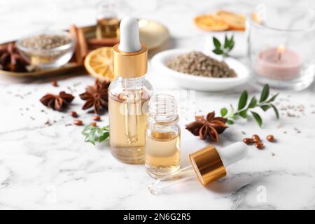 Huile essentielle d'anis et épices sur table en marbre blanc Banque D'Images