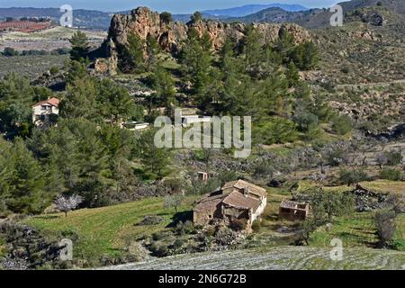 Ruine en face de la face rocheuse près de Lorca, finca à Murcia, ancienne ferme en paysage vallonné près de Lorca, zone de randonnée, sentiers de randonnée à Murcia, Lorca Banque D'Images