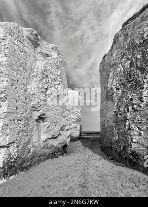 Falaises de craie avec passage à la mer, piliers de surf et falaises à marée basse, Botany Bay, Broadlars, Kent, Angleterre, Royaume-Uni Banque D'Images