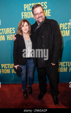 Edie Falco et Stephen Wallem assistent à la soirée d'ouverture de la pièce 'Pictures from Home' sur Broadway au Studio 54 à New York sur 9 février 2023 Banque D'Images