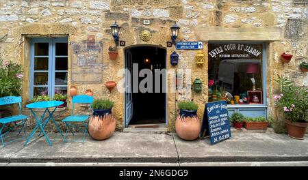 Façade de maison, vitrine et expositions de poterie dans la vieille ville historique de Monpazier, département Dordogne, Nouvelle-Aquitaine, France Banque D'Images