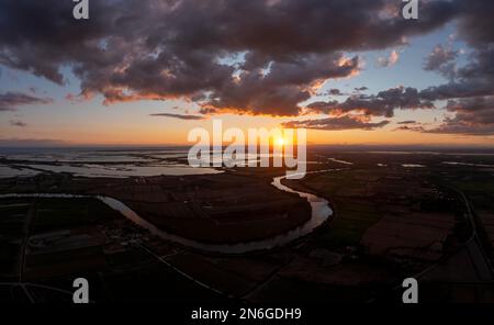 Vue aérienne, photo de drone, du paysage autour de Cabanes de Cambon près de Saintes-Maries-de-la-Mer avec vue sur le petit Rhône à la Banque D'Images