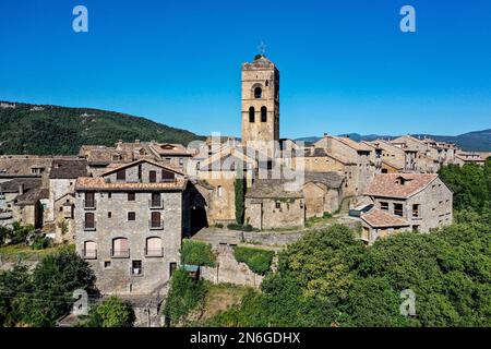 Tir de drone, vue aérienne de la vieille ville historique d'Ainsa avec l'église paroissiale de Santa Maria en premier plan, Ainsa, province de Huesca, Espagne Banque D'Images