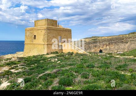 Tour de Dwejra surplombant la baie de Dwejra et la mer intérieure, face rocheuse avec la mer intérieure et la mer en arrière-plan à droite, île de Gozo, Malte Banque D'Images