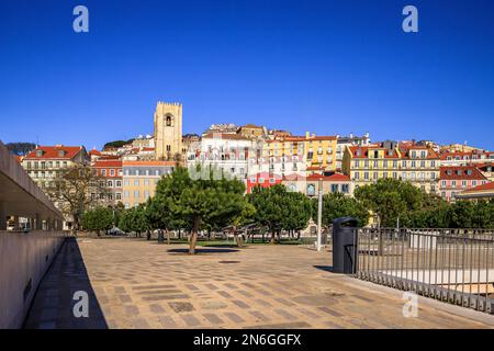 Vue sur la vieille ville le matin, horizon au lever du soleil d'Alfama, lisbonne, portugal Banque D'Images