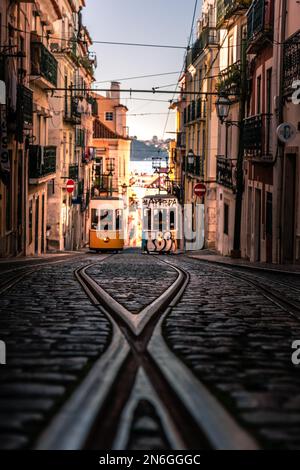 Maisons, rues étroites, ruelles et escaliers, dans une vieille ville historique. Belle place urbaine Bairro Alto le matin avec tram ou aussi appelé Banque D'Images