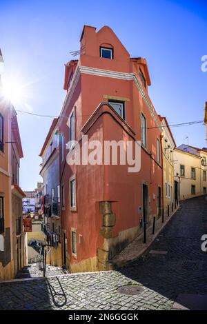 Maisons, rues étroites, ruelles et escaliers, dans une vieille ville historique. Belle place urbaine, Alfama le matin dans la capitale Lisbonne, Portugal Banque D'Images