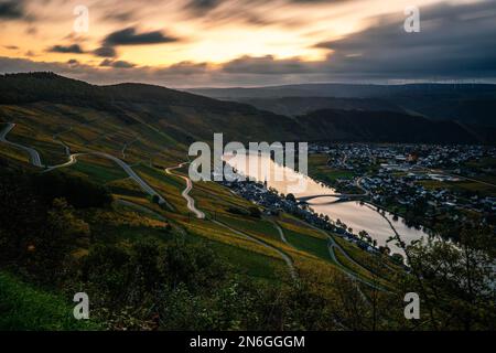 Vignobles d'automne sur la Moselle, beau lever de soleil sur un point de vue, dans la vallée se trouve Piesport, Allemagne Banque D'Images