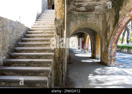 L'escalier d'un bâtiment abandonné de sanatorium dans le village d'Eleousa Banque D'Images