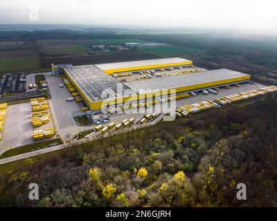 Vue aérienne, centre maritime de Deutsche Post et DHL, Obertshausen, Hesse, Allemagne Banque D'Images