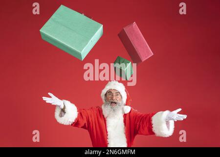 homme santa costume jeter des cadeaux air . Résolution et superbe photo de haute qualité Banque D'Images