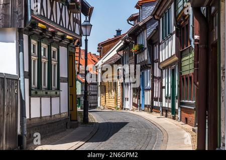 Rue avec maisons à colombages à Wernigerode, Harz, Saxe-Anhalt, Allemagne Banque D'Images