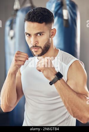 Un athlète fort prêt à jouer à la salle de gym. Boxer prêt à l'entraînement dans la salle de gym. Portrait d'un boxeur sérieux dans la salle de gym. Boxeur MMA prêt pour les exercices cardio Banque D'Images