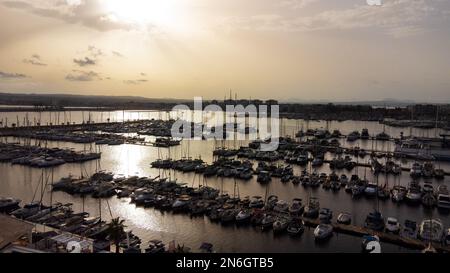 Magnifique coucher de soleil sur le port avec yachts et la ville de Torrevieja en Espagne Banque D'Images